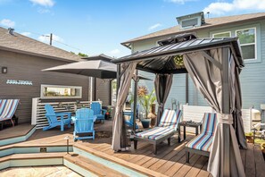 Terrace/patio - Stylish 3BR Near Downtown Houston w/ Private Pool – The Rusk House (Houston)