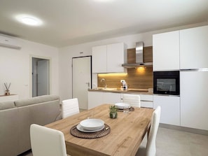 Fridge, oven, stovetop, dishwasher