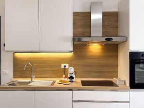 Fridge, oven, stovetop, dishwasher