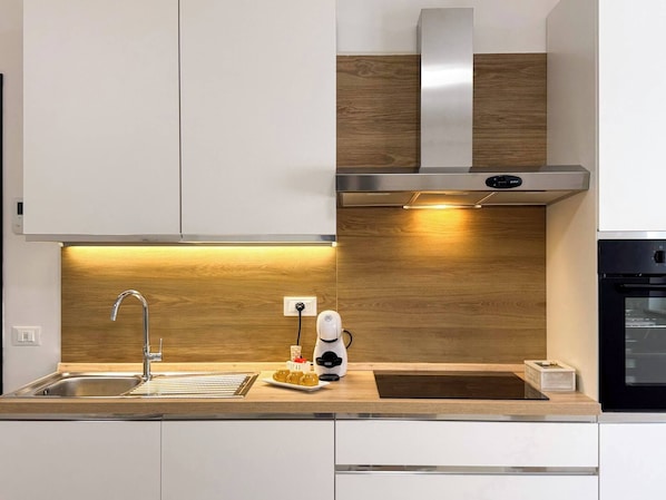 Fridge, oven, stovetop, dishwasher