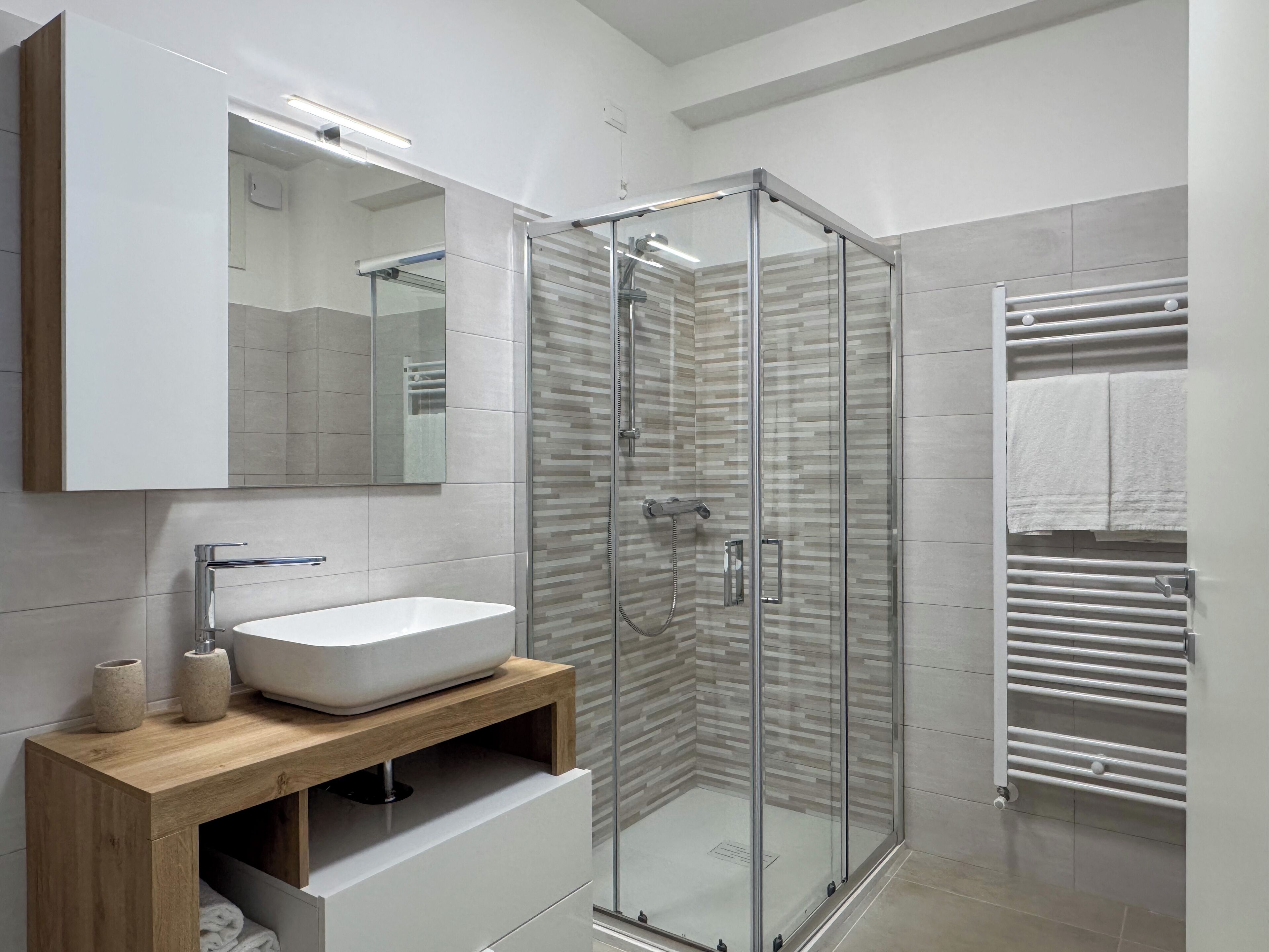 Dusche, Haartrockner, Bidet, Handtücher