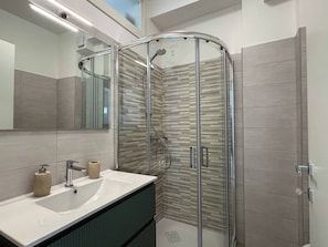 Douche, séchoir à cheveux, serviettes fournies
