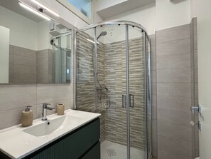 Bruser, hårtørrer, bidet, håndklæder