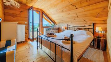 Rumah Keluarga, 2 kamar tidur (Castle View Haven With Wellness And) | 2 kamar tidur, setrika/meja setrika, Wi-Fi gratis, dan seprai linen