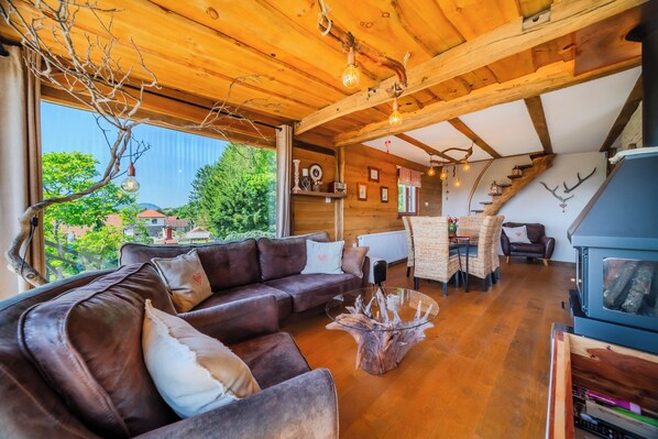 Casa familiar, varias habitaciones (Castle View Haven With Wellness And) | Área de sala de estar | Smart TV de 21 pulgadas con canales digitales y chimenea 