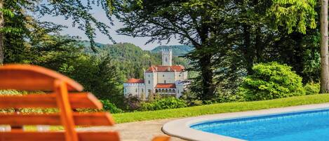 Een seizoensgebonden buitenzwembad