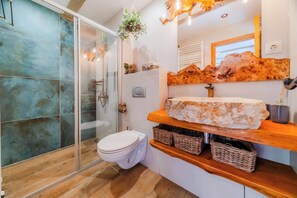 家庭独立别墅, 多间卧室 (Castle View Haven With Wellness And) | 浴室 | 淋浴设施、吹风机、毛巾、肥皂