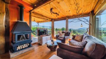 Rumah Keluarga, 2 kamar tidur (Castle View Haven With Wellness And) | Area keluarga | Smart TV 21-inci dengan saluran TV digital dan perapian