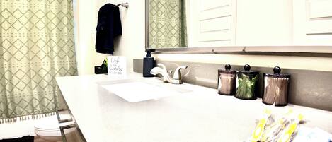 Serviettes fournies, savon, papier toilette