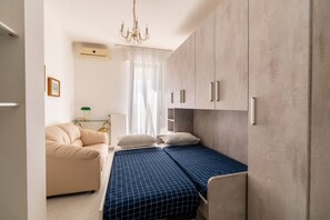 2 bedrooms, iron/ironing board, WiFi