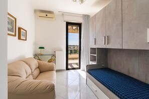 TV - GuestHost - Attic Apartment with View in Trani (Trani)