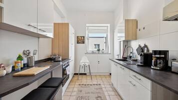 Fridge, stovetop, dishwasher, toaster