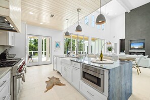 冷蔵庫、電子レンジ、オーブン、コンロ