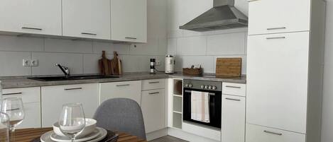 Jääkaappi, uuni, liesi, astianpesukone