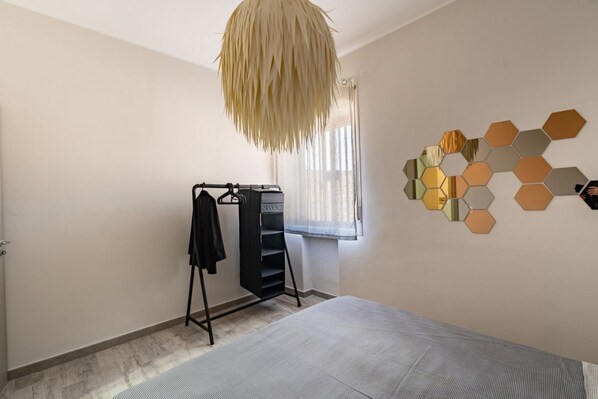 2 habitaciones y tabla de planchar con plancha 