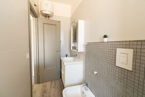 Dusche, Haartrockner, Bidet, Handtücher