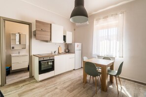 Fridge, oven, stovetop, electric kettle