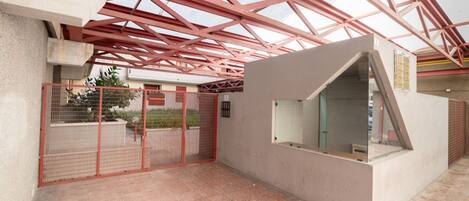 المنطقة المحيطة بالمنشأة