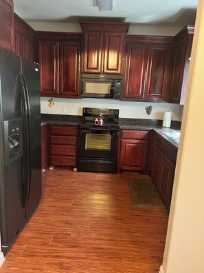 Kjøleskap, mikrobølgeovn, ovn og kokeplater