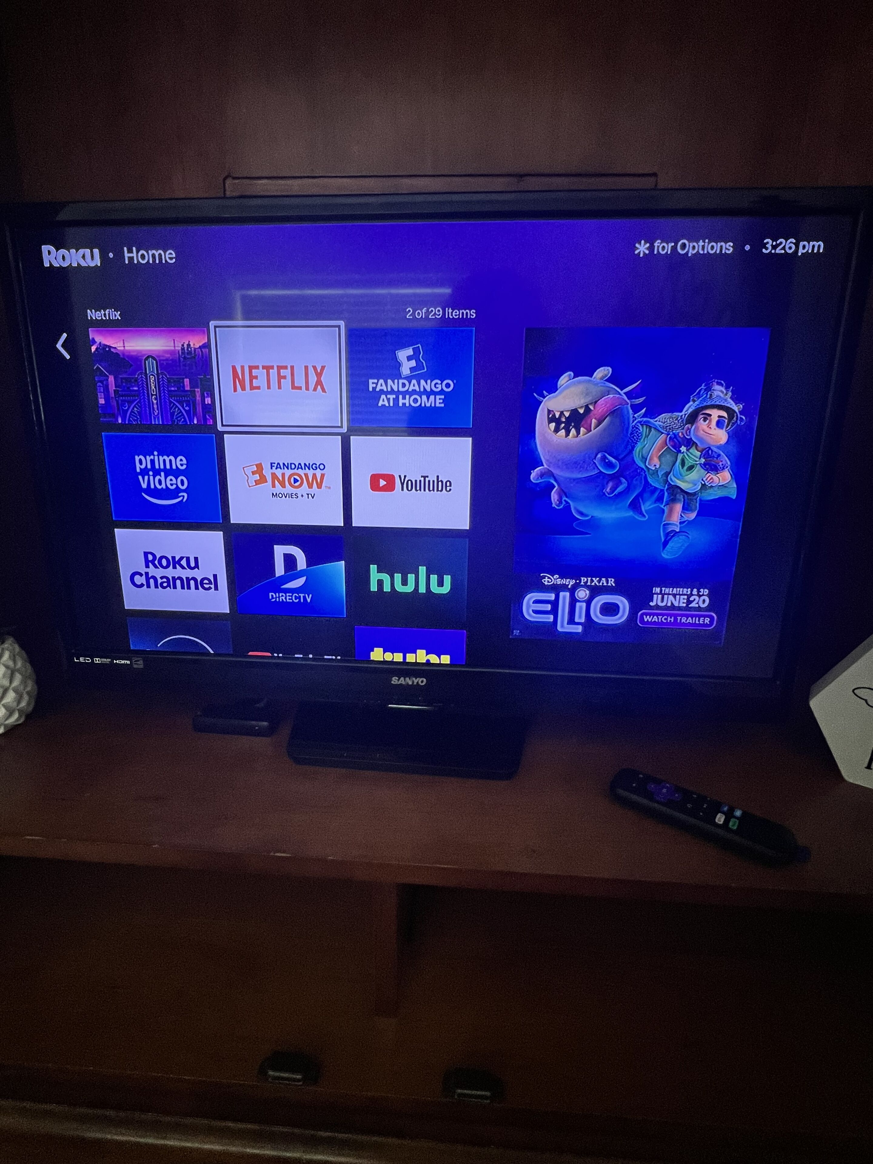 Ein Fernseher zeigt einen Startbildschirm mit Symbolen verschiedener Streaming-Dienste, darunter Netflix, Hulu und YouTube.