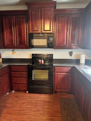 Fridge, microwave, oven, stovetop - 3-bedroom house in marvelous Calera with WiFi, AC (Calera)