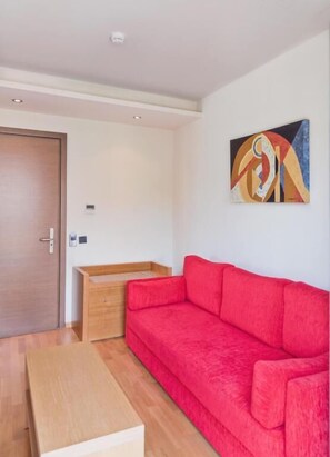 Suíte superior, sacada, vista para o mar | Cofres nos quartos, cortinas blackout, ferros/tábuas de passar roupa