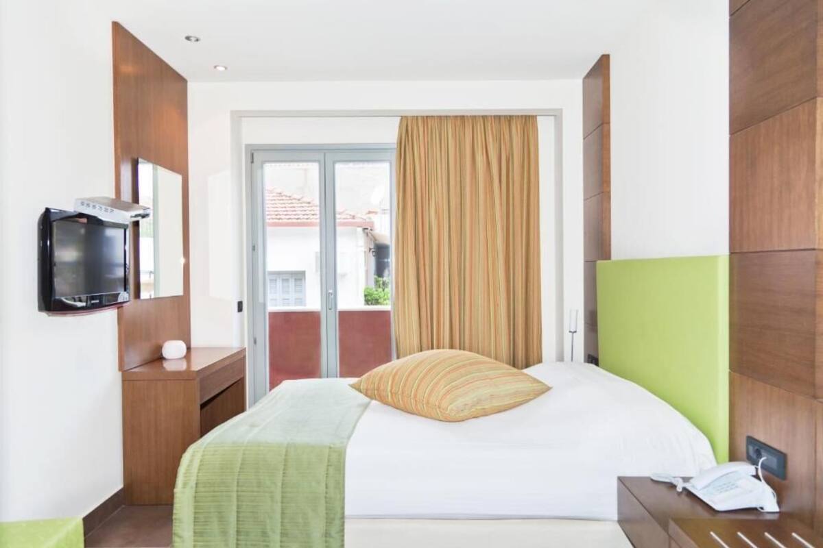 Chambre Double Économique, balcon, vue ville | Coffres-forts dans les chambres, rideaux occultants