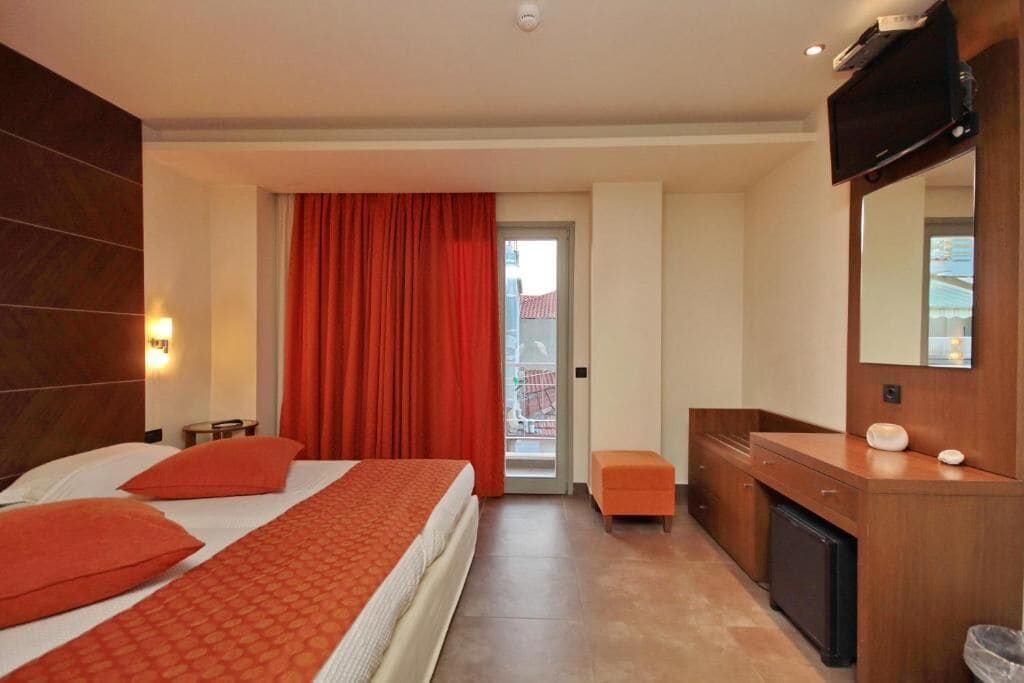 Pengeskab på værelset, mørklægningsgardiner, strygejern/strygebræt