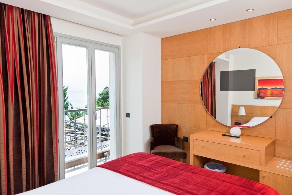 Superior-suite - balkon - havudsigt | Pengeskab på værelset, mørklægningsgardiner, strygejern/strygebræt