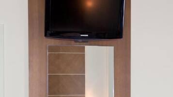 Brankas, tirai kedap cahaya, setrika/meja setrika, dan Wi-Fi gratis