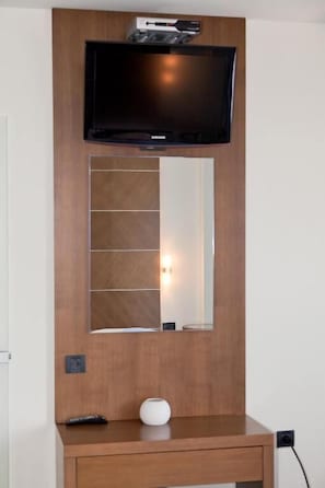 Cofres nos quartos, cortinas blackout, ferros/tábuas de passar roupa