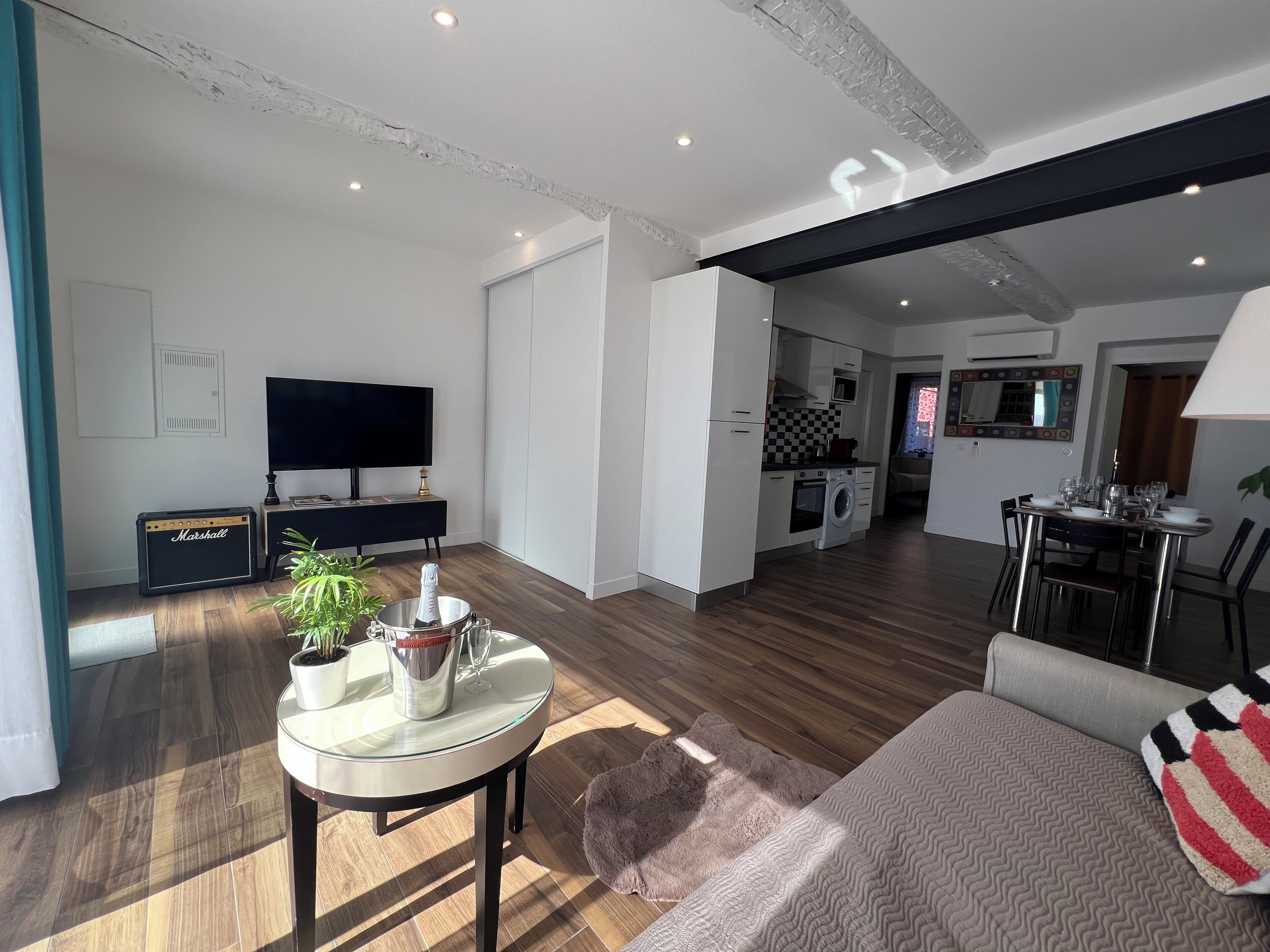 Una Smart TV, libros