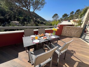Outdoor dining - T3 air-conditioned 6 pers. with terrace, jacuzzi & parking - near Nice & Monaco (La Trinité)