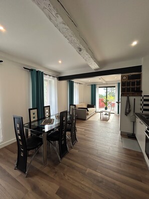 Dining - T3 air-conditioned 6 pers. with terrace, jacuzzi & parking - near Nice & Monaco (La Trinité)