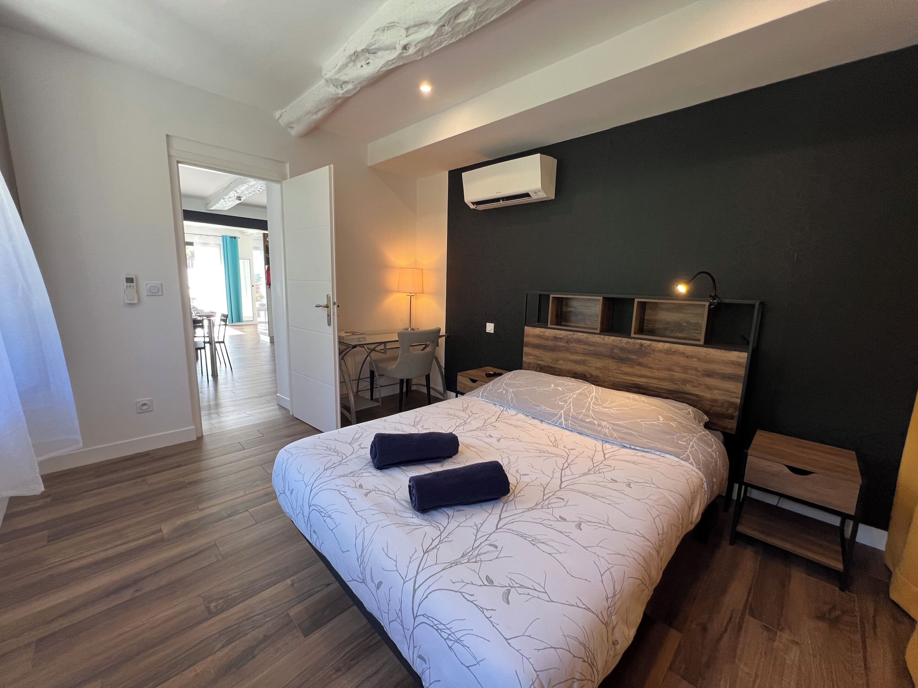 2 habitaciones, escritorio y tabla de planchar con plancha 