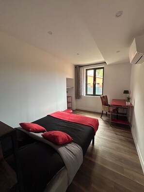 2 soverom, skrivebord, strykejern/-brett og reiseseng for barn
