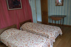 5 bedrooms, iron/ironing board, WiFi, bed sheets