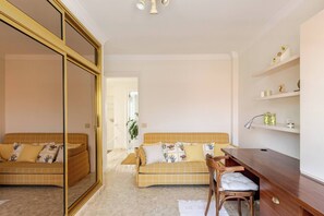 Vila, 5 quartos, acessível, piscina particular | Sala de estar | Livros