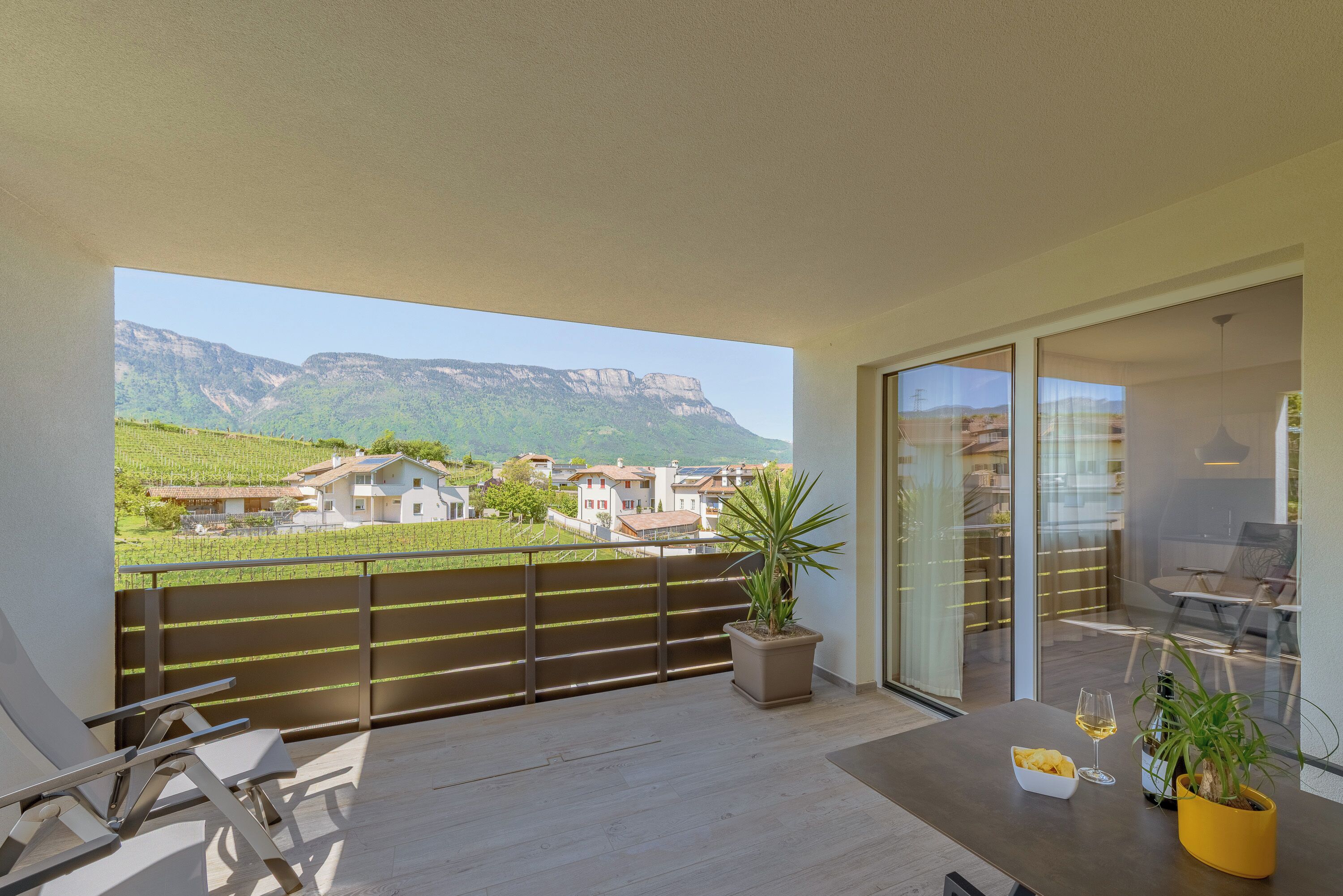 Superior appartement | Een kluis op de kamer, een bureau, verduisterende gordijnen