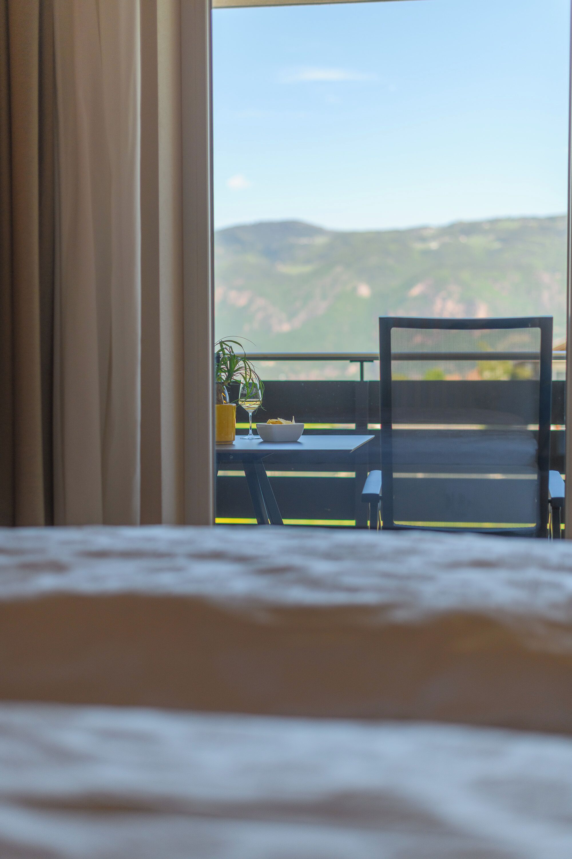 Junior tweepersoonskamer, balkon | Een kluis op de kamer, een bureau, verduisterende gordijnen
