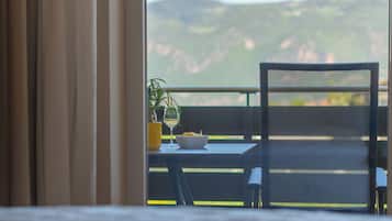 Junior tweepersoonskamer, balkon | Een kluis op de kamer, een bureau, verduisterende gordijnen