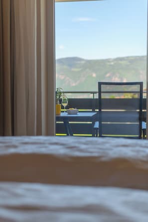 Junior-Doppelzimmer, Balkon | Zimmersafe, Schreibtisch, Verdunkelungsvorhänge, schallisolierte Zimmer