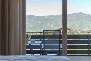 Junior-Doppelzimmer, Balkon | Zimmersafe, Schreibtisch, Verdunkelungsvorhänge, schallisolierte Zimmer