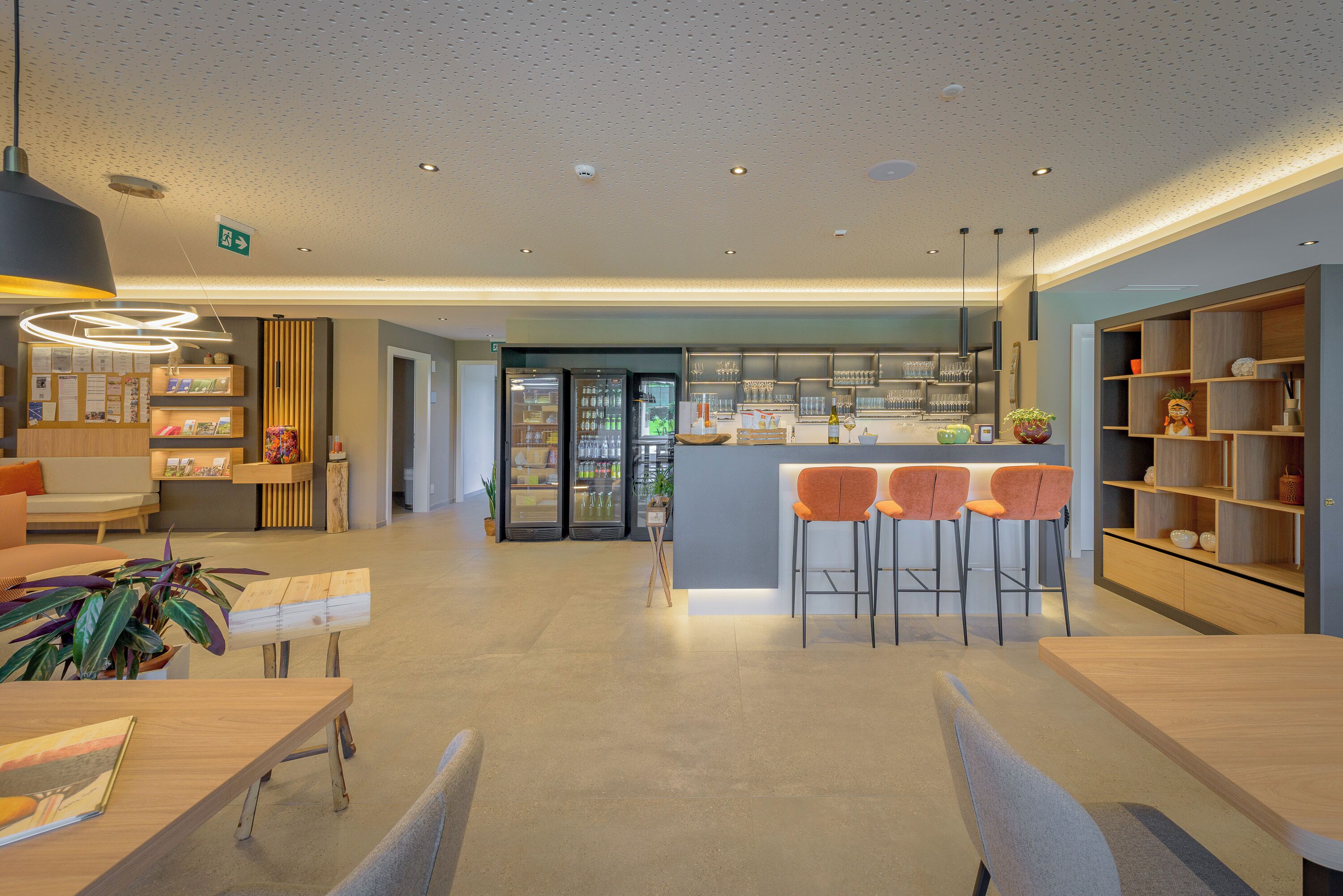 Ein modernes Interieur mit Bar, Sitzgelegenheiten und einer Rezeption.