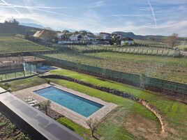 Una piscina al aire libre de temporada