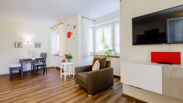 Standard-Apartment, Gartenblick | Zimmersafe, Bügeleisen/Bügelbrett, kostenloses WLAN
