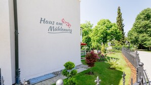 A building with a sign reading "Haus am Mühlenweg". - Haus am Mühlenweg (Bad Woerishofen)