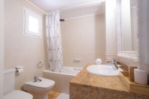 Douche, sèche-cheveux, bidet, serviettes fournies