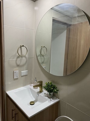 Serviettes fournies, savon, papier toilette