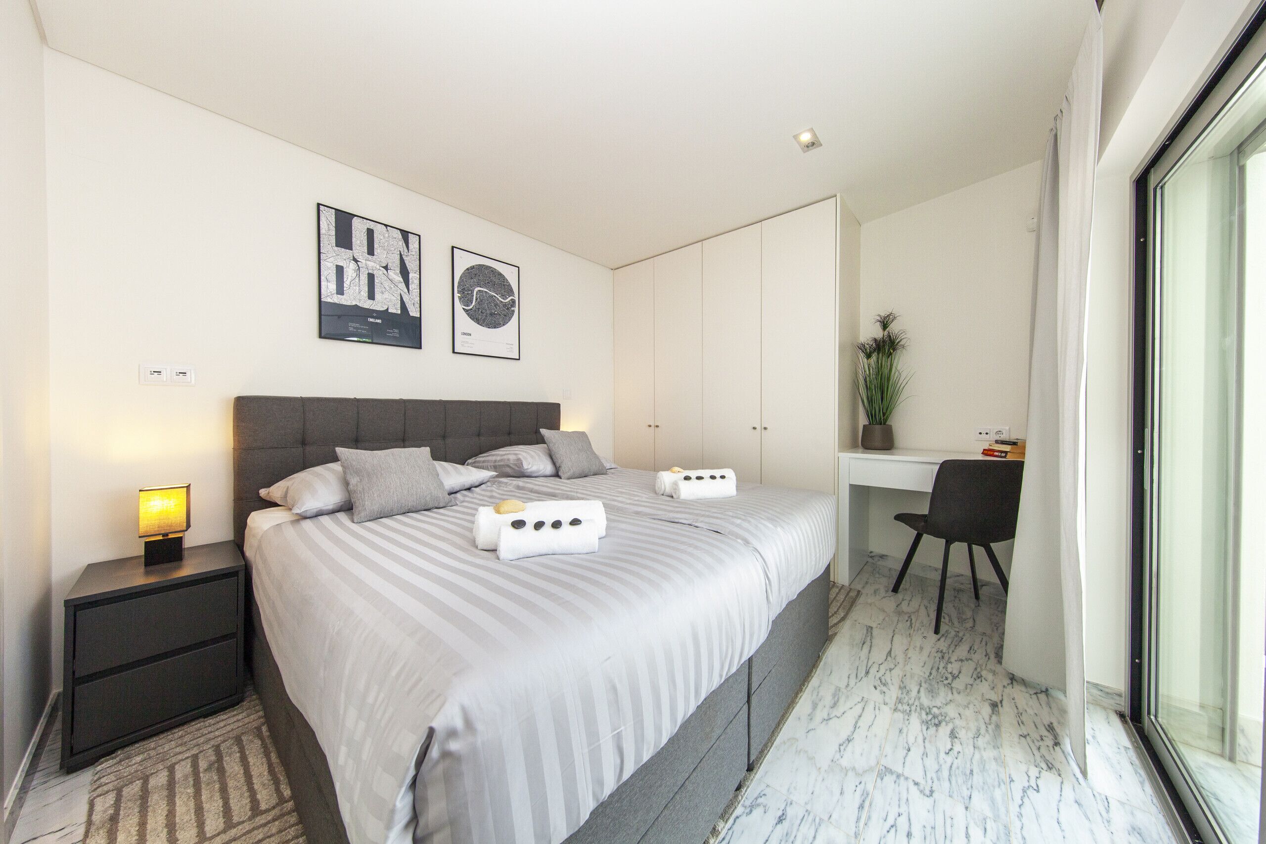 7 habitaciones, cunas y ropa de cama 